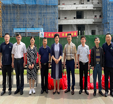 南通市人大常委會副主任、市總工會主席葛玉琴到集團承建的項目開展夏季慰問活動